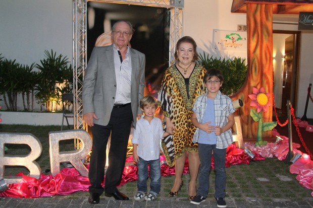 Pais de Fernando Scherer no aniversário da neta (Foto: Thiago Duran / AgNews)