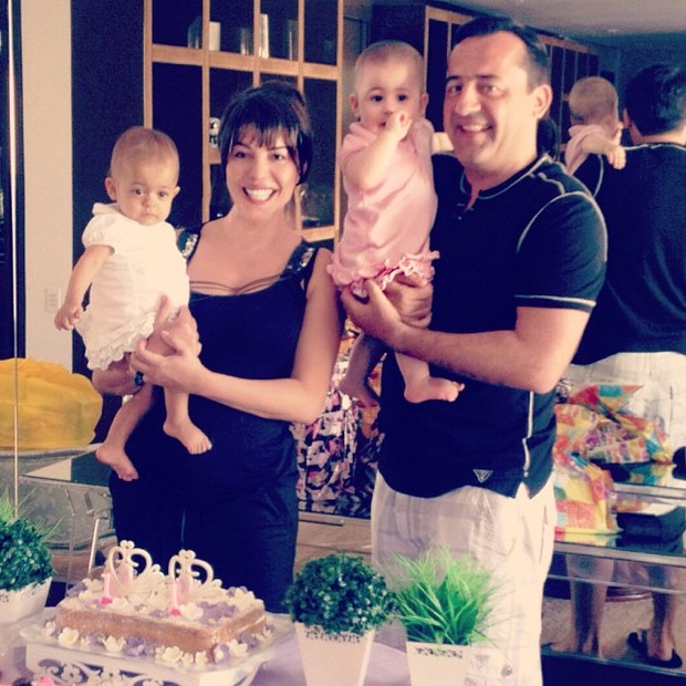 Márcia Goldschmidt com o marido, Nuno Rego e as filhas Yanne e Victoria (Foto: Instagram/Reprodução)