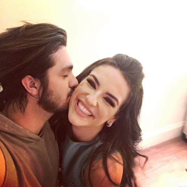 O post no Instagram mais curtido de Luan Santana em 2016 (237 mil curtidas) foi quando o cantor publicou uma foto em que ele aparece dando um beijo na blogueira Kéfera, no dia em que a conheceu (Foto: Reprodução/Instagram)