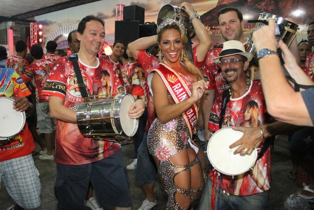 Alessandra Mattos é coroada rainha de bateria da Porto da Pedra (Foto: Fábio Martins/ Ag. News)