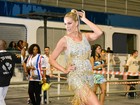 Ana Hickmann usa vestido curtinho em noite de samba