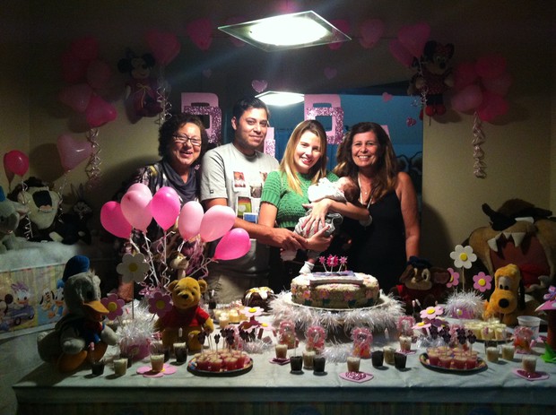 Debby faz festa para filha de 1 mês (Foto: Divulgação)