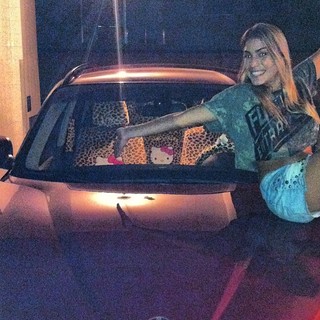 Bia Feres em foto com o seu carro que foi roubado (Foto: Reprodução/Instagram)