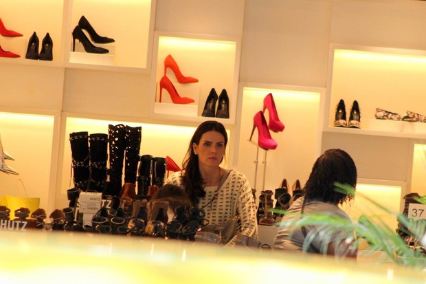 Lisandra Souto faz compras em loja (Foto: JC Pereira/AgNews)