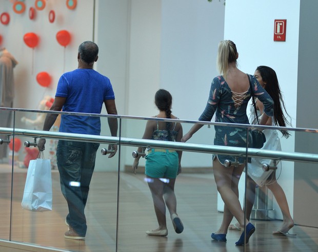 Romário com as filhas e a namorada, Dixie Pratt, em shopping do Rio (Foto: William Oda / AgNews)