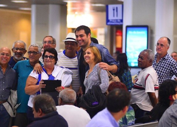 Thiago Lacerda no aeroporto (Foto: William Oda/Agnews)