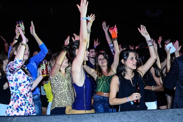 Laura Neiva se diverte com amigas em baile funk (Foto: Léo Franco/AgNews)