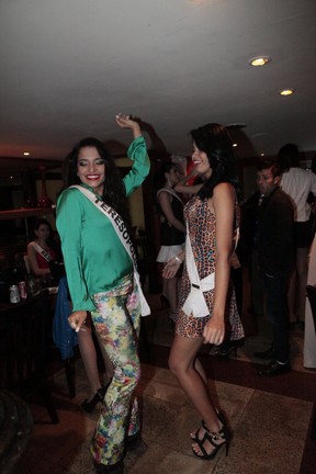 Candidatsa do RJ ao Miss Universo durante festa de confraternização (Foto: Isac Luz/EGO)