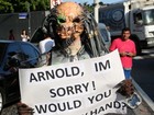 Fã vestido de 'Predador' tenta foto com Arnold Schwarzenegger em hotel