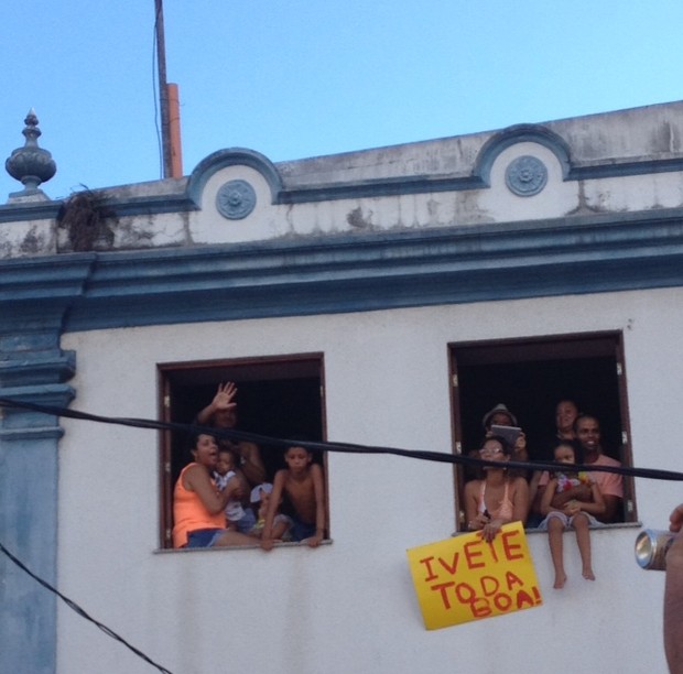 Fãs com cartazes para Ivete Sangalo (Foto: EGO)