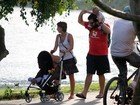 Katiuscia Canoro passeia com o filho pela orla da Lagoa, no Rio