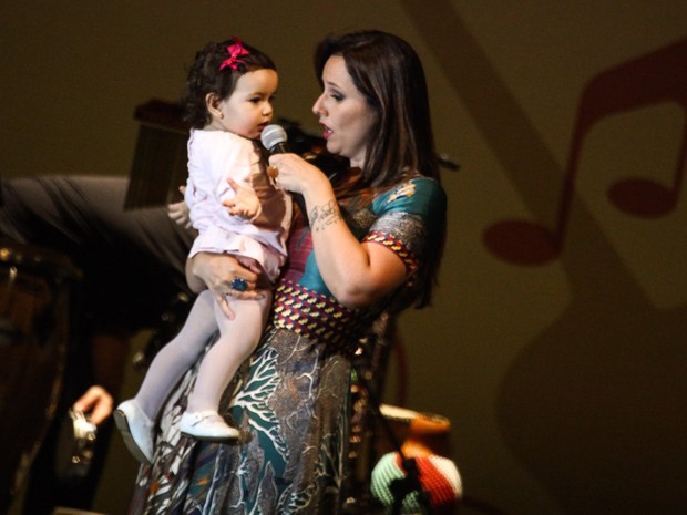 Laura com a mãe Mariana Belém (Foto: Manuela Scarpa/ Foto Rio News)