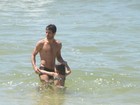 Juninho Pernambucano curte praia com a família no Rio