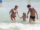 Dani Winits tem dia de praia com namorado e filho