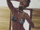 Luciana Gimenez exibe corpo sequinho em selfie de biquíni