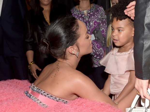 Rihanna com Blue Ivy, filha de Beyoncé e Jay-Z, nos bastidores do Grammy em Los Angeles, nos Estados Unidos (Foto: Jason Kempin/ Getty Images)