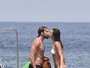 Bradley Cooper e Irina Shayk trocam beijos a bordo de iate na Itália