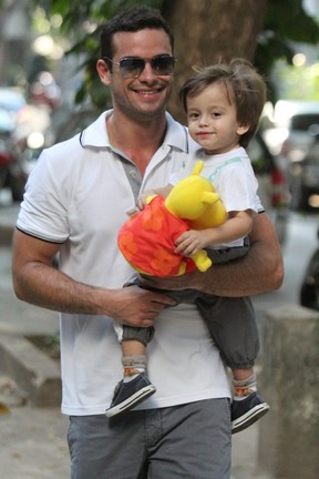 Sidney Sampaio e filho caminhando pelas ruas de Ipanema, Rio de Janeiro (Foto: Rodrigo dos Anjos / Agnews)