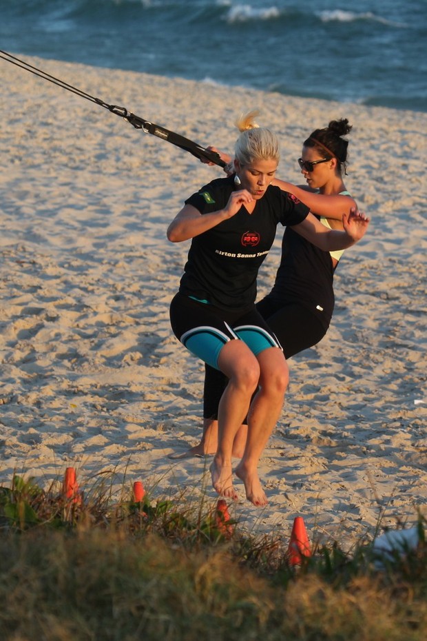 Samara Felippo e Camila Rodrigues fazem exercícios na praia da Barra da Tijuca, RJ (Foto: Dilson Silva / Agnews)