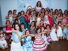 Sophia Abrahão faz a alegria das crianças durante desfile de moda 
