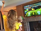 Gisele Bündchen comemora gol do Brasil com a filha