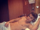 Em cama de hospital, Justin Bieber posa só de cueca