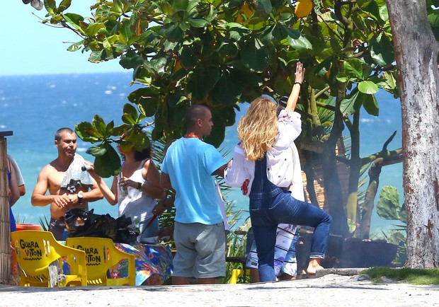 Carolina Dieckmann e Marcos Pigossi em churrasco na orla do Recreiro dos Bandeirantes, RJ (Foto: Agnews)