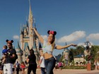 Depois de sensualizar em show nos EUA, Mulher Melão visita a Disney