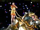 Katy Perry faz entrada triunfal em show no Super Bowl