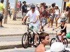 Marcelo Serrado aproveita dia de sol  e passeia de bicicleta com a filha