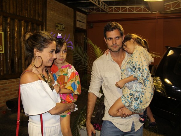Giovanna Antonelli e o marido, Leonardo Nogueira, com as filhas gêmeas, Antônia e Sofia, em festa na Zona Oeste do Rio (Foto: Rogério Fidalgo/ Ag. News)