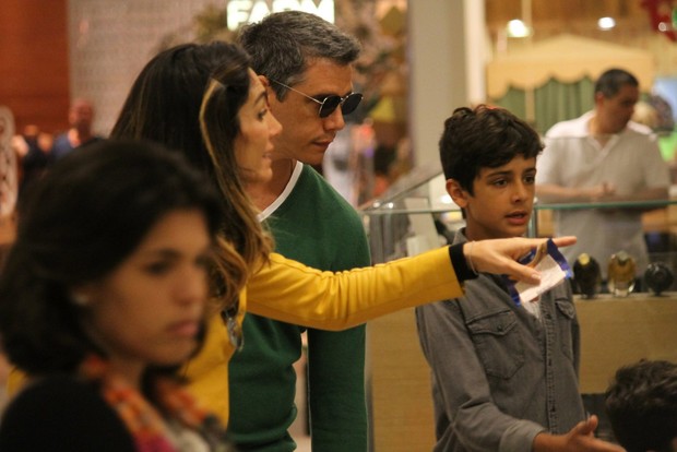 Marcio Garcia passeia com a família no shopping (Foto: Agnews)