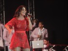 Ivete Sangalo usa transparência para cantar em Maceió