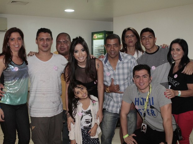 Anitta posa com a família (Foto: Isac Luz/EGO)