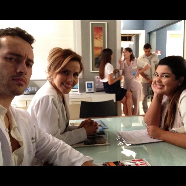 Rodrigo Andrade posa com Leona Cavalli e Fabiana Karla (Foto: Reprodução Instagram)