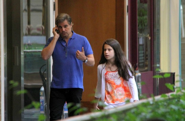 Edson Celulari com a filha Sofia (Foto: Daniel Delmiro / AgNews)