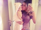 Ex-BBB Karla dá beijo na  filha após o banho: 'O dia não foi fácil'