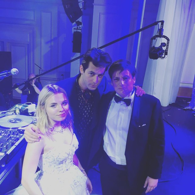 DJ Mark Ronson com os noivos (Foto: Reprodução/Instagram)