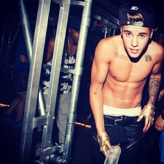 Justin Bieber posa sem camisa e com a cueca à mostra (Foto: Instagram/ Reprodução)