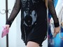Avril Lavigne se descuida e deixa mamilo à mostra durante passeio