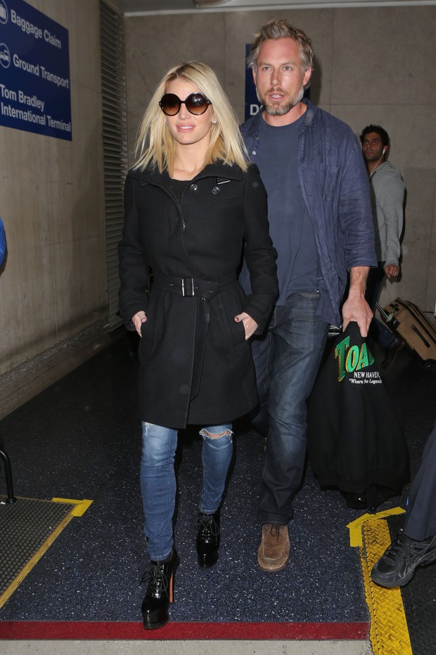 X17 - Jessica Simpson e o marido, Eric Johnson, em aeroporto de Los Angeles, nos Estados Unidos (Foto: X17online/ Agência)