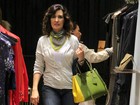 Fátima Bernardes faz compras em shopping, no Rio, e fala com fã