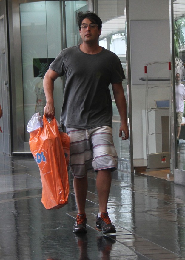 Bruno de Luca em shopping do Rio (Foto: Daniel Delmiro / AgNews)