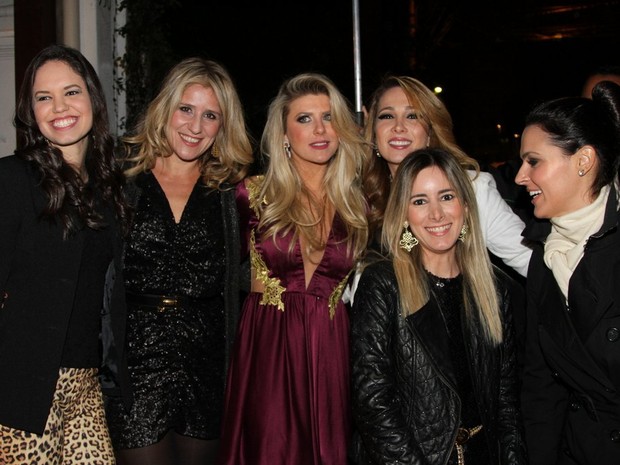 Iris Stefanelli comemora aniversário com amigas em restaurante em São Paulo (Foto: Thiago Duran/ Ag. News)