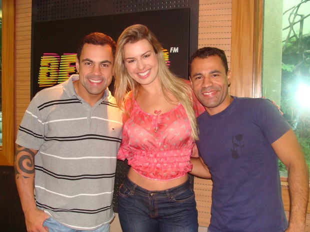 Ex-BBB Fernanda participa de programa de rádio com Tino Jr e Rodrigo Sant'Anna (Foto: Divulgação)