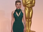 Scarlett Johansson usa decotão no Oscar e ganha beijo de John Travolta
