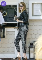 Look do dia: Emma Stone aposta em calça estampada em almoço