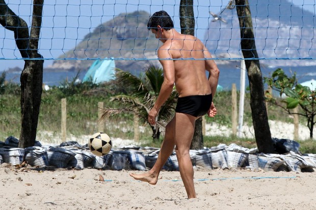 Márcio Garcia na praia (Foto: Marcos Ferreira / Foto Rio News)