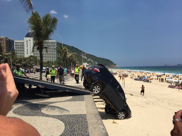 Carro do filho de Marcelo Novaes cai nas areias da praia de São Conrado  (Foto: EGO)