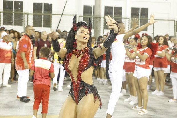 Viviane Araújo samba emensaio técnico da Salgueiro (Foto: Anderson Barros/EGO)